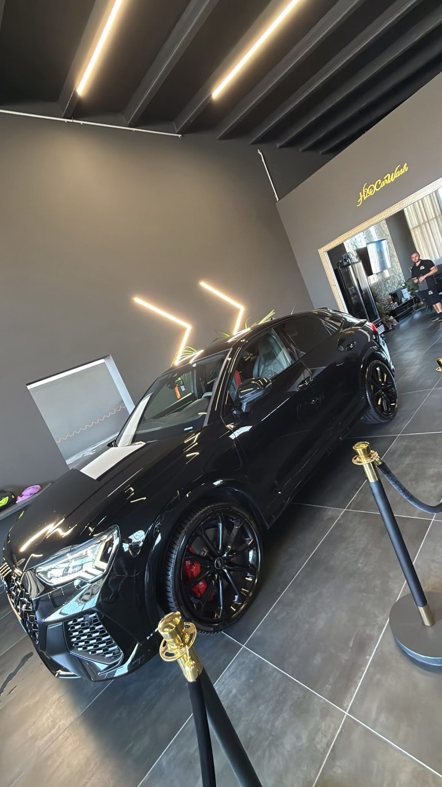 Audi RS Q3 nera in esposizione da H2O