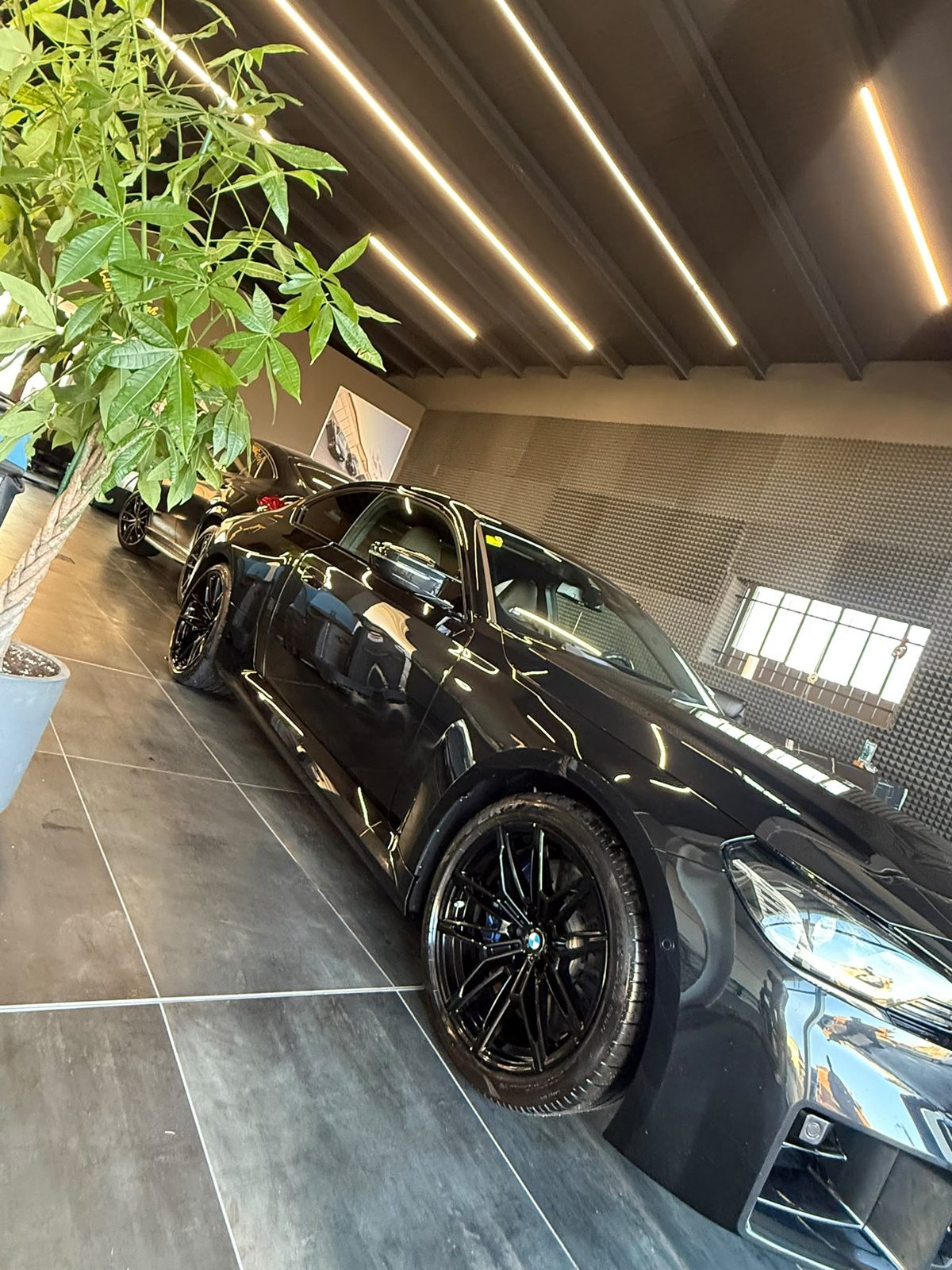 BMW nera lucidata da H2O