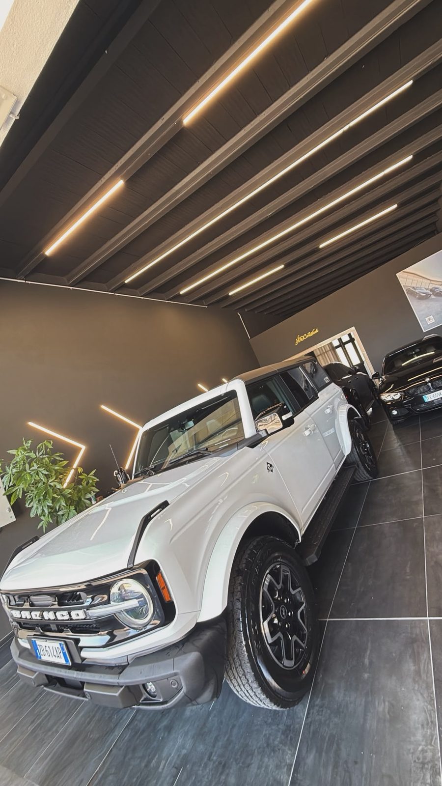 Ford Bronco bianco lucidato da H2O